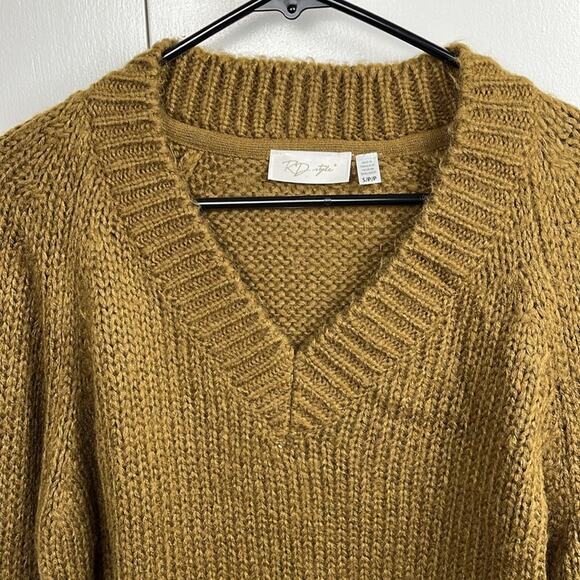 RD Style V Neck Sweater Light Brown Long Sleeve Pullover Acrylic Small NWOT - Picture 2 of 8